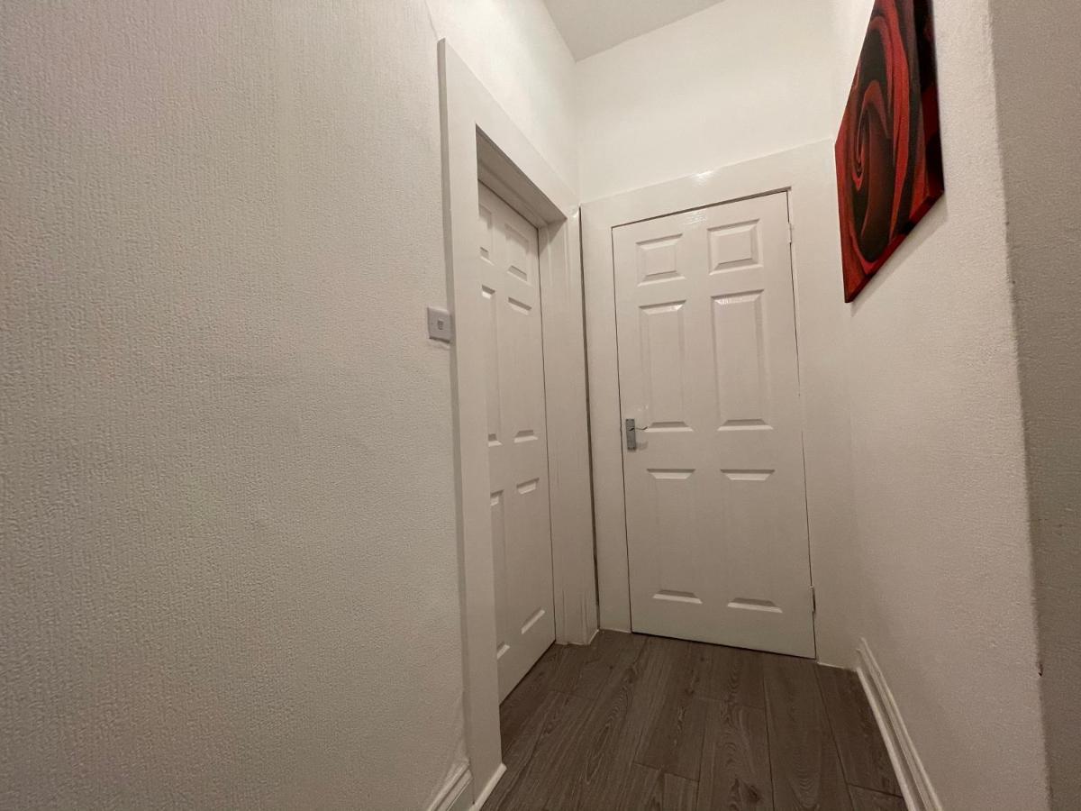 Hla Holytown Apartment Mossend Exterior photo